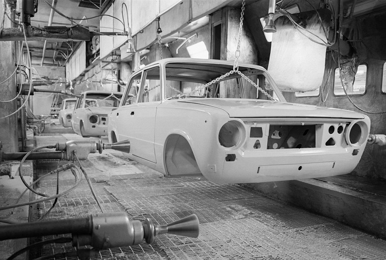 Легендарная &laquo;Копейка&raquo; готовится к производству на зрелищных исторических фото. АвтоВАЗ празднует 55 лет с начала работы окрасочного цеха