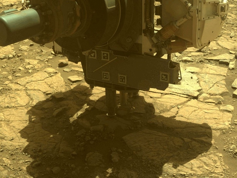 Perseverance бьет рекорды, исследуя кратер Езеро на Марсе: NASA нашла породы с водой и возможно следы микробов