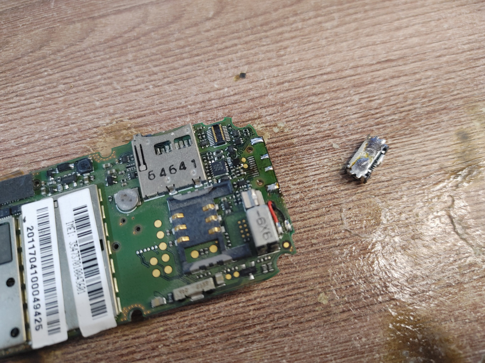 Верхний пин — масса, нижний — VCharge