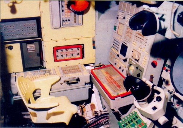 Пульт управления орбитальной станцией с оптическими визирами, позволявшими отслеживать потенциальные цели