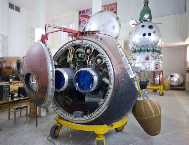 Спускаемый аппарат разведывательного спутника серии «Зенит». На заднем плане — целиковый спутник-шпион с двигательной установкой. Фото из музея академии РВСН Спускаемый аппарат разведывательного спутника серии «Зенит». На заднем плане — целиковый спутник-шпион с двигательной установкой. Фото из музея академии РВСН