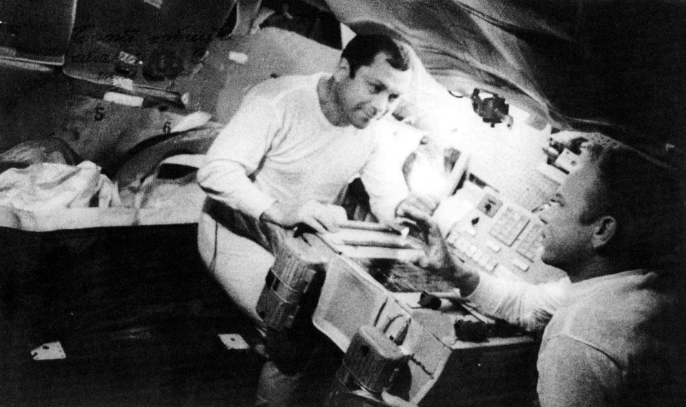 «Беркуты» Попович и Артюхин на борту «Алмаза»