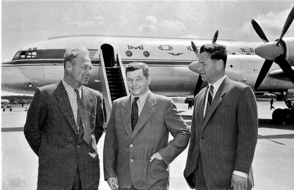 В. Н. Бугайский, С. В. Ильюшин и лётчик-испытатель В. К. Коккинаки перед пассажирским самолётом Ил-18 — ещё одним ярким эпизодом инженерной саги Бугайского