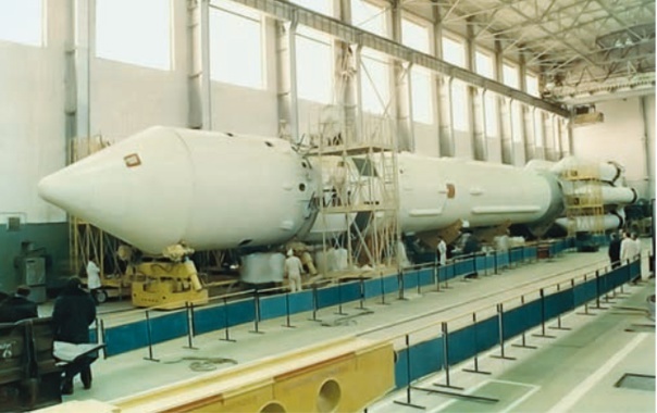 Ракета-носитель «Протон-К» со спутником «Алмаз-Т» под головным обтекателем ждёт своего часа в монтажно-испытательном корпусе космодрома Байконур