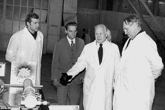 Челомей показывает министру авиапромышленности В. А. Казакову систему «Щит-1», конец 70-х гг.