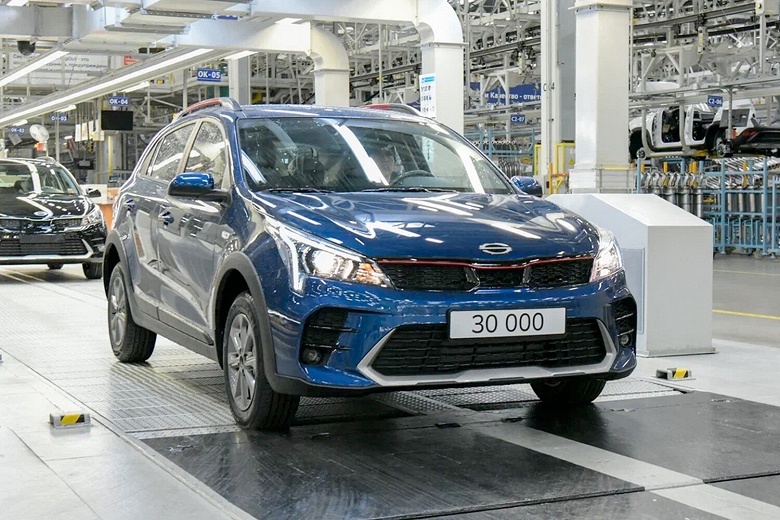 Российский Kia Rio X под отечественным брендом Solaris, который выпускают на бывшем заводе Hyundai. В России скорректировали цены на Solaris KRX