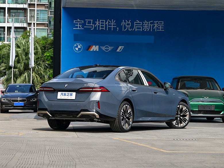 Невиданная щедрость от BMW: новейшую BMW 5 серии распродают со скидкой в 35% из-за затоваривания складов и падения продаж