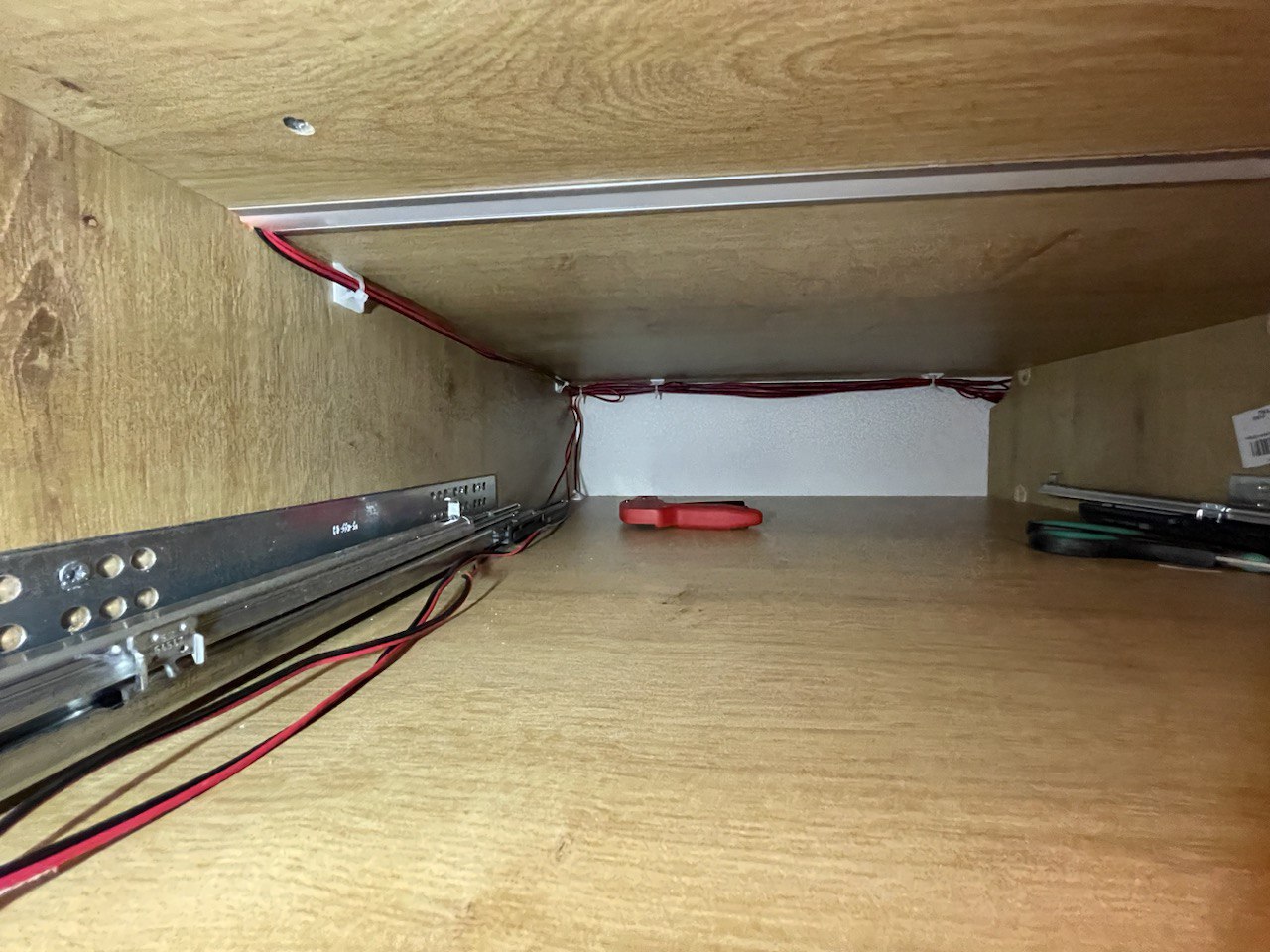 Не заглядывая в глубину шкафа, проводку никогда не увидишь. 