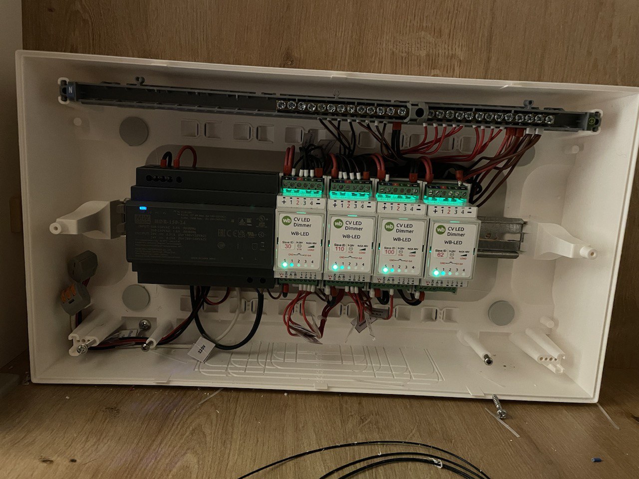 Комплект на 16 зон подсветки. 16 выходов и 16 выходов.