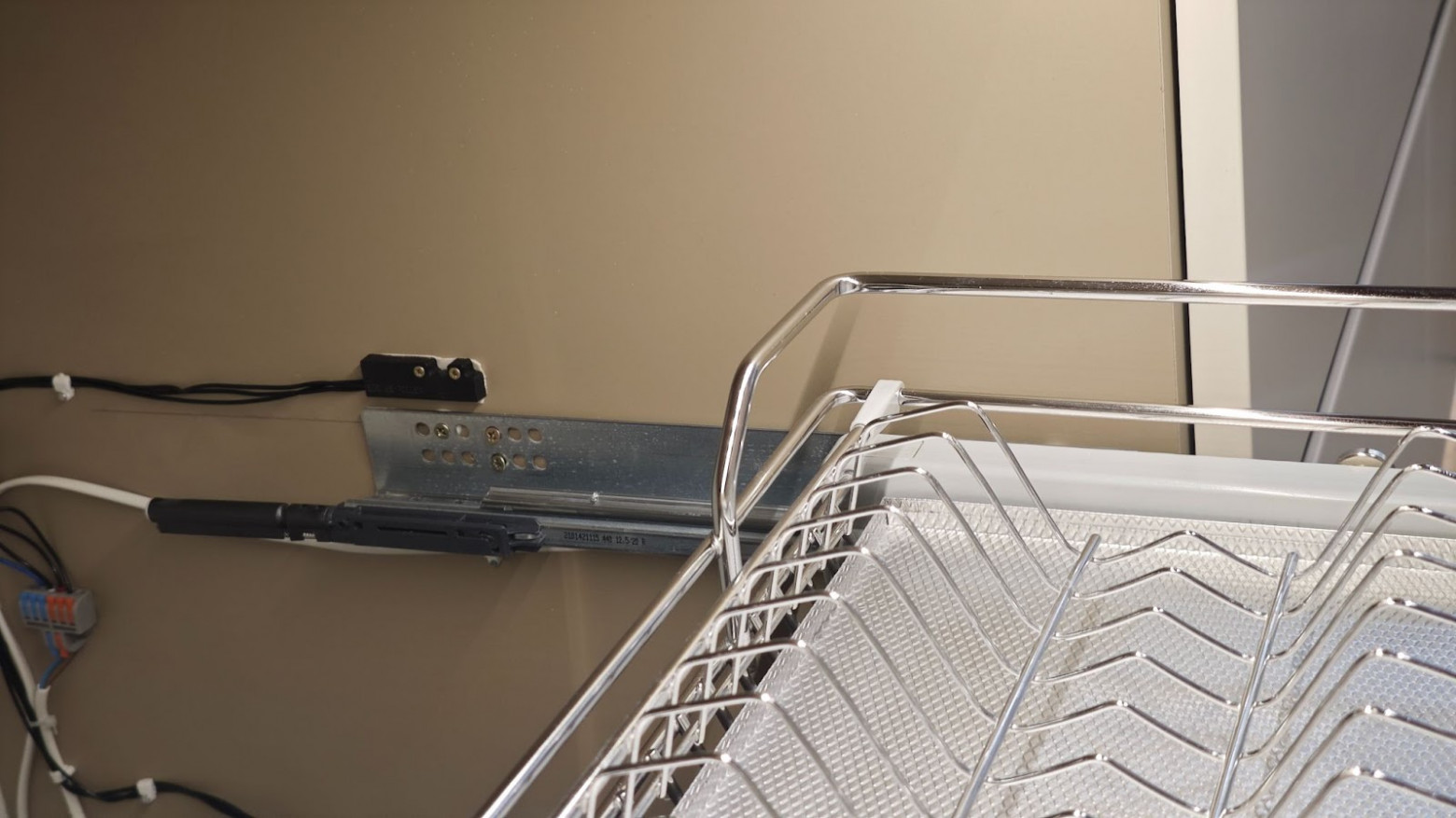 Геркон установлен ближе к задней стенке шкафа. Если не заглядывать специально - его вообще не видно. Магнитик для геркона на фотографии тоже виден :)