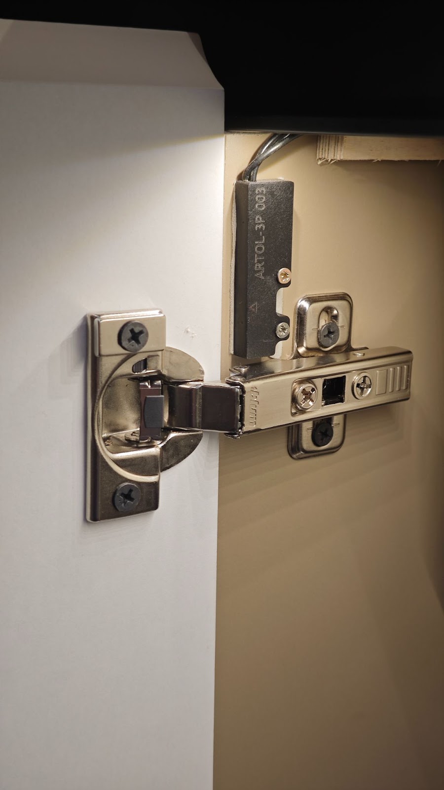 Геркон у петли дверцы. Магнит вообще вписался в петлю и сразу не понятно где он. Работает идеально