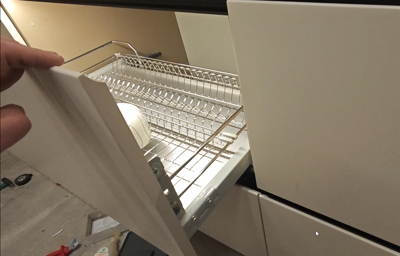 Свет с профиля на шкаф достаточно яркий при мощности ленты всего 8Вт/м