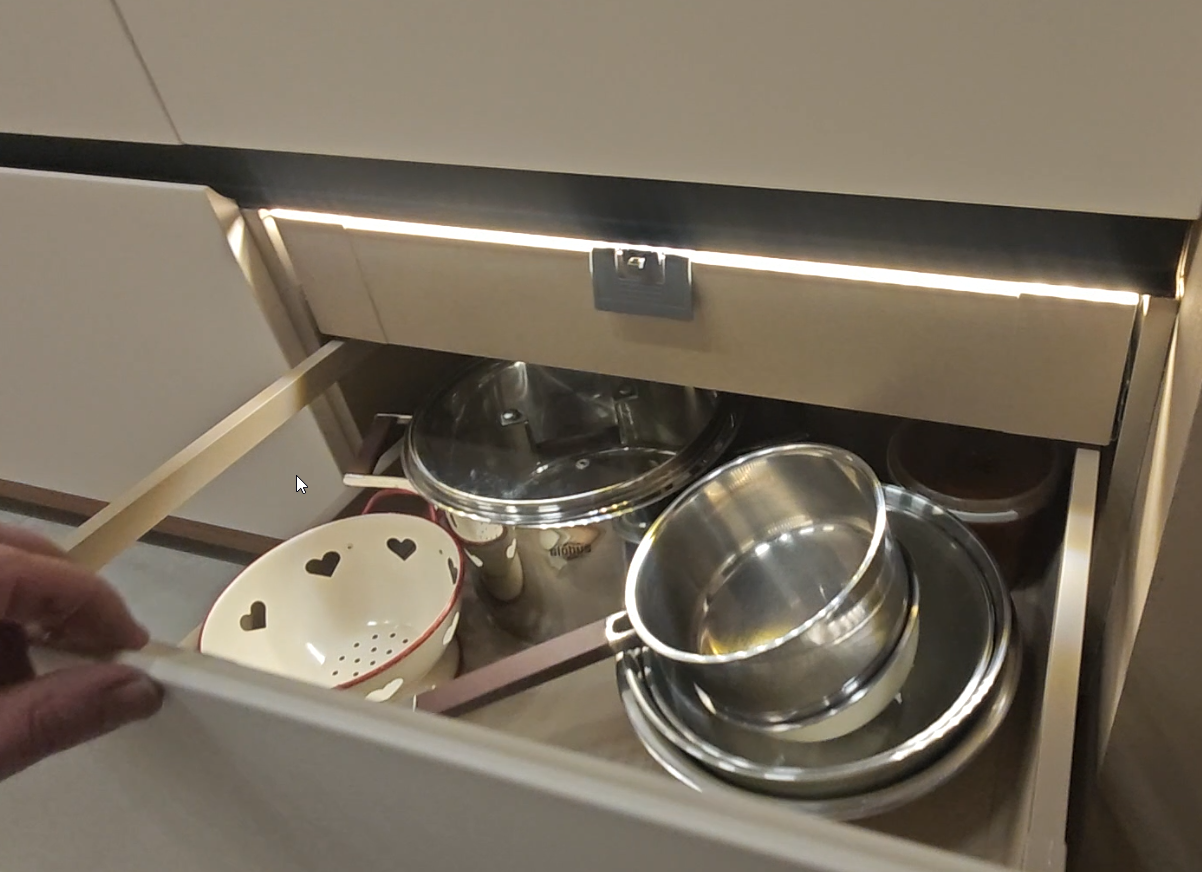 Свет, пробивающийся через щель, попадает и во внешний ящик