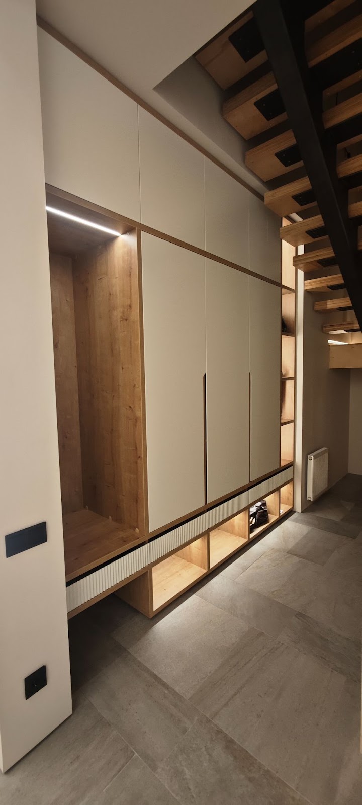 Открытые полочки шкафа включаются по zigbee датчику движения в нише для робота-пылесоса (слева)