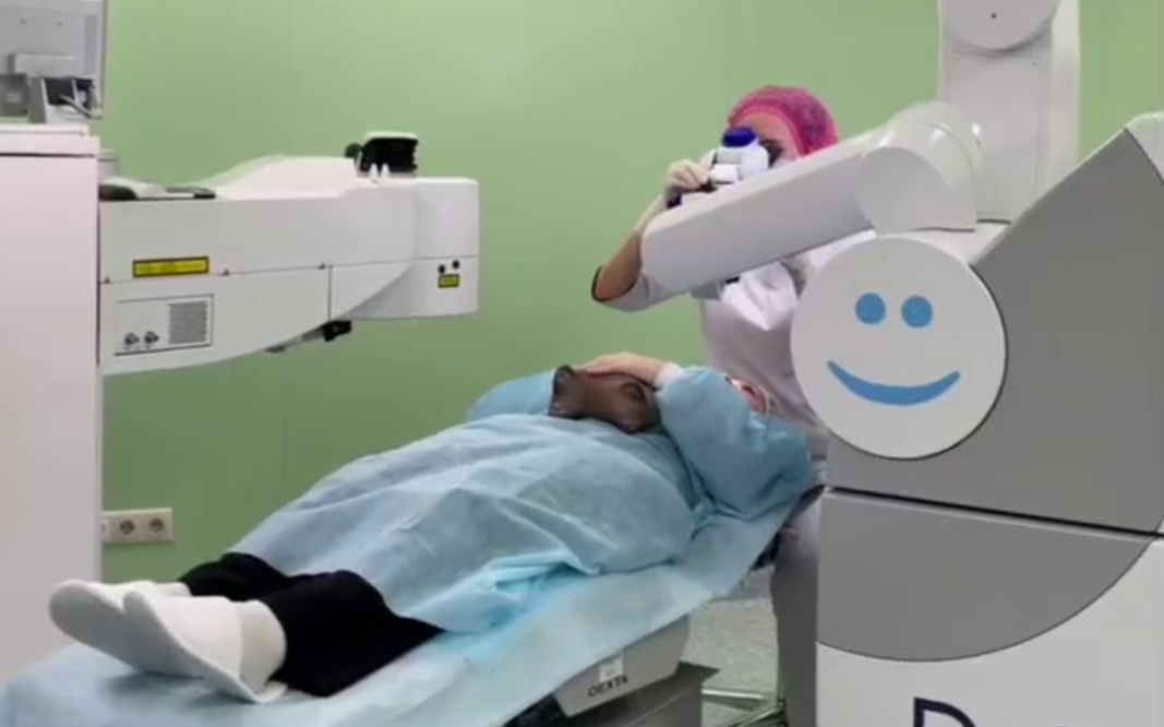 Фотография пациента в ходе проведения процедуры лазерной коррекции зрения