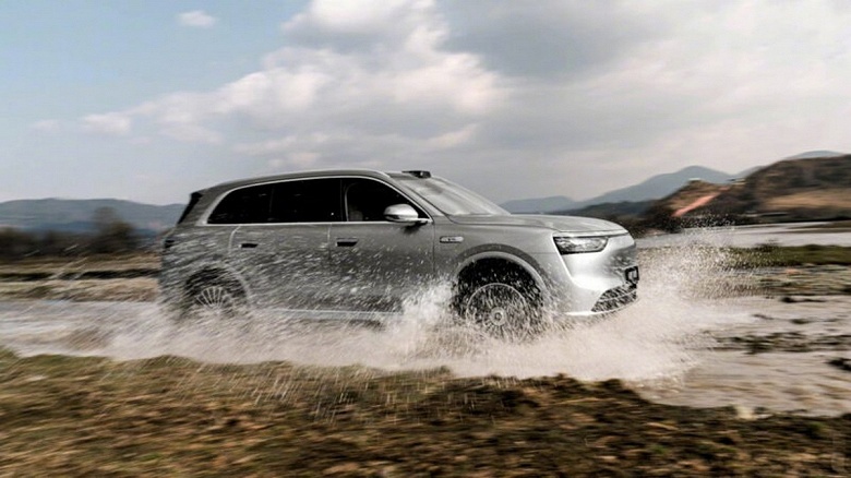 Эта машина от Huawei с запасом хода 1526 км официально едет в Россию: новейший бестселлер Aito M8 поступил в продажу в Китае