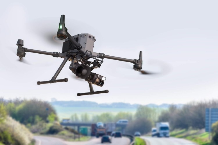 Голос с неба: DJI создала дрон-динамик громкостью с реактивный самолет и дрон с прожектором на 500 метров - 1 Голос с неба: DJI создала дрон-динамик громкостью с реактивный самолет и дрон с прожектором на 500 метров