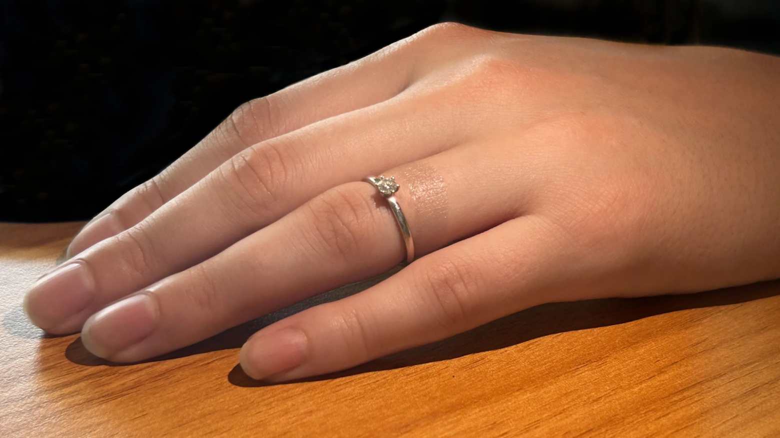 Пример умной татуировки, контролирующей концентрацию веществ в поте. По размеру как обручальное кольцо, но совершенно незаметна на руке