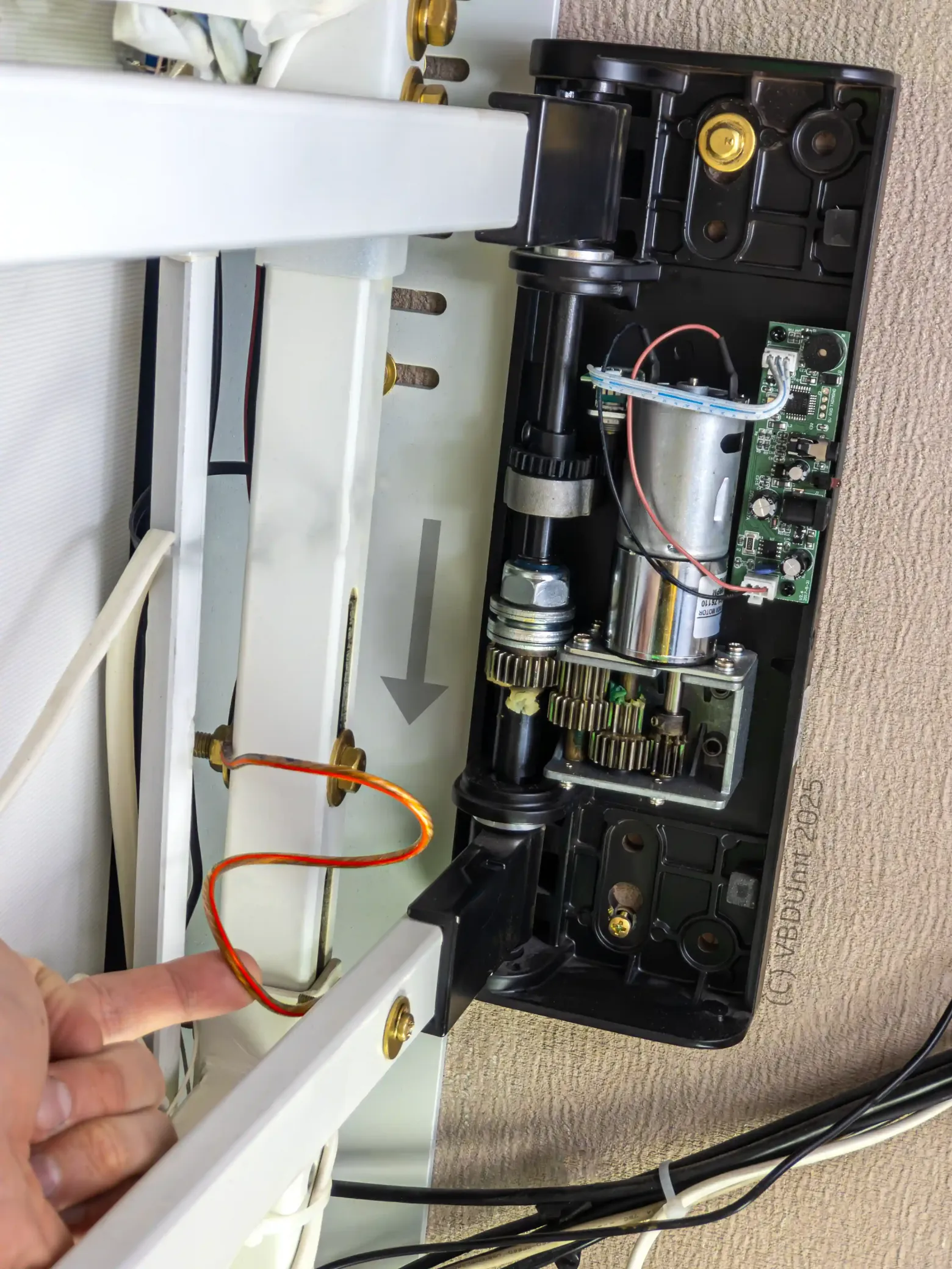 Провод соединяет кронштейн правого ТВ с приводом, чтобы заземлить его