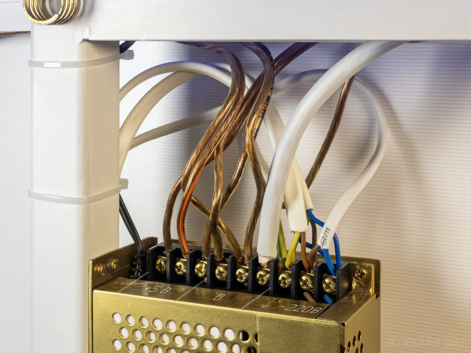 Слева направо: чёрный провод питания привода (отдельно распишу ниже), три контакта выходных +5В, три контакта выходного 0, заземление, два входящих 220В