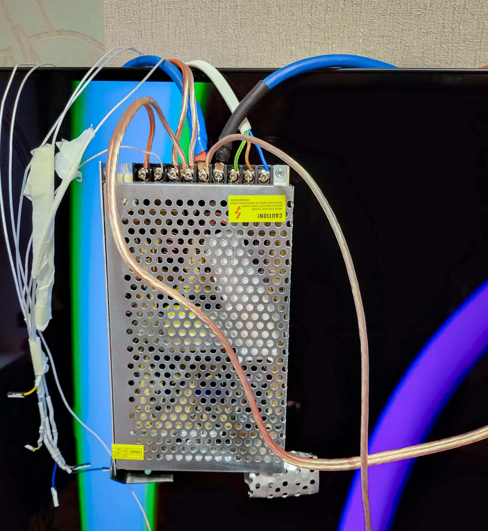 Металлолом снизу слегка приподнимает БП над вентиляционными отверстиями в ТВ, чтобы он их не закрывал