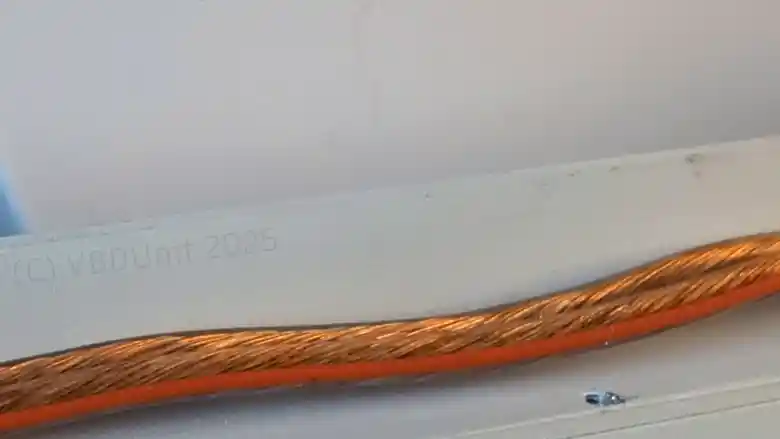 В отличие от соединений сегментов рам между собой, здесь применяются не стальные, а латунные винты