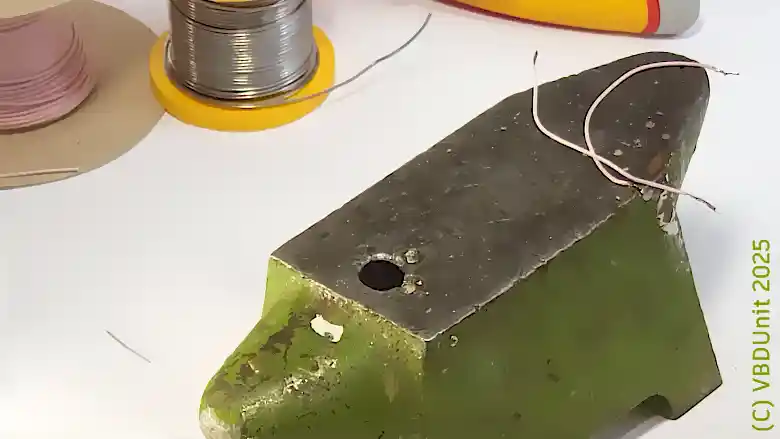 Провода-то в изоляции, но соединение контактов конденсатора с проводами тоже нужно заизолировать