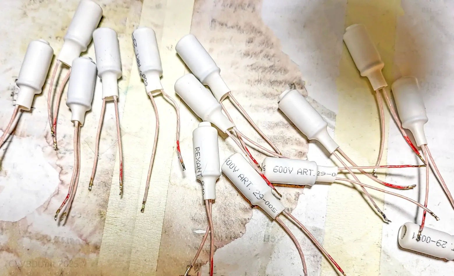 Важно было пометить плюсовой провод заранее, а то в термоусадке не разберёшь