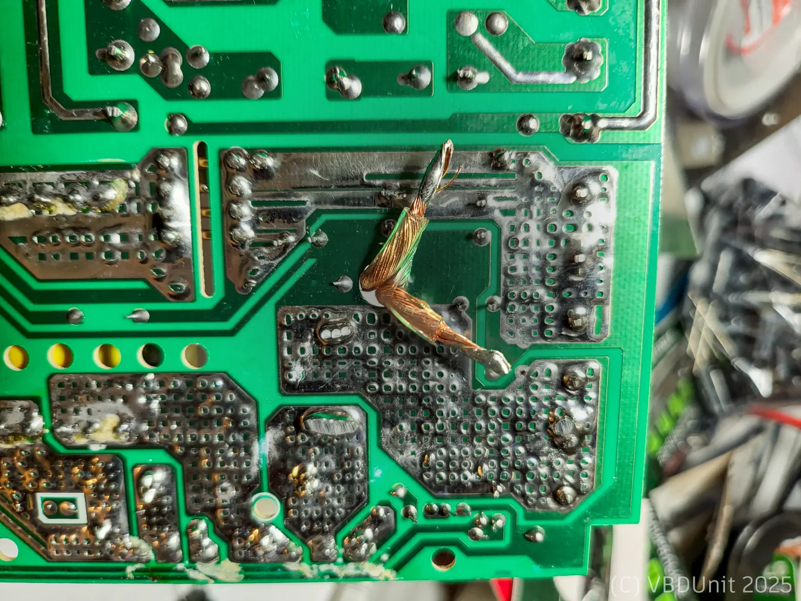 В дорожке +5В делаем отверстие и пропускаем через него усики