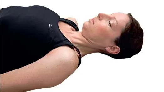 Во-вторых, плавно «кивайте» головой к груди. Вы должны почувствовать растяжение в задней части шеи.