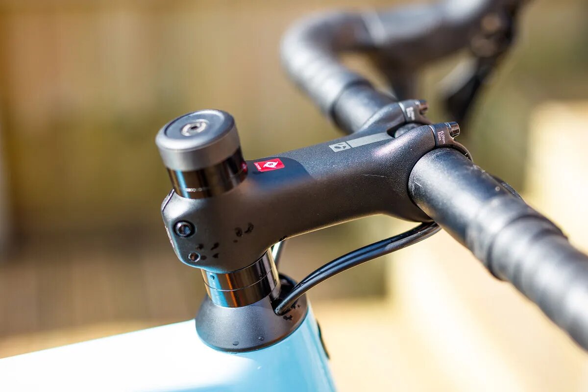 Если подвижность ваших бедер ограничена, поднимите вынос руля выше за счет добавления проставок в рулевую колонку. - Саймон фон Бромли