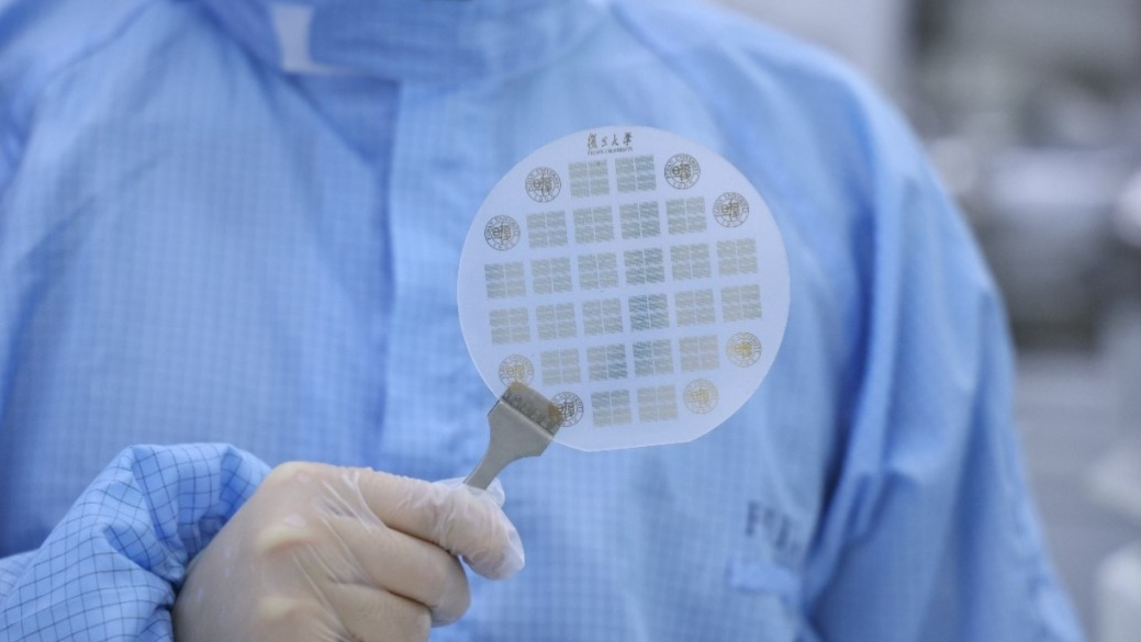 Процессор такой толщины  будет проще биоинтегрировать