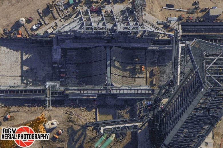 Mechazilla размахивает лапами, новая пусковая площадка засветилась на фото: SpaceX готовится к следующему старту гигантской ракеты Starship