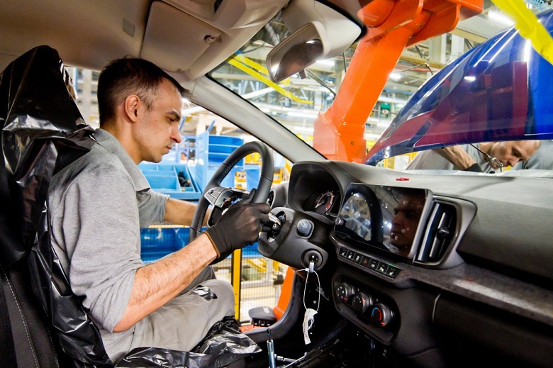 Новенькие Lada Iskra побежали по конвейеру (много фото с АвтоВАЗа): объявлена дата начала продаж &mdash; ждать придётся более трёх месяцев
