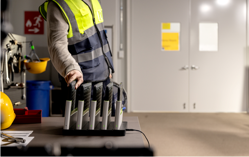 Это зарядное устройство для POGO pin, которые вместе с защищенностью, съемной батарей и гарантированными годами обновлений, создают ценность линейки – долговечность    