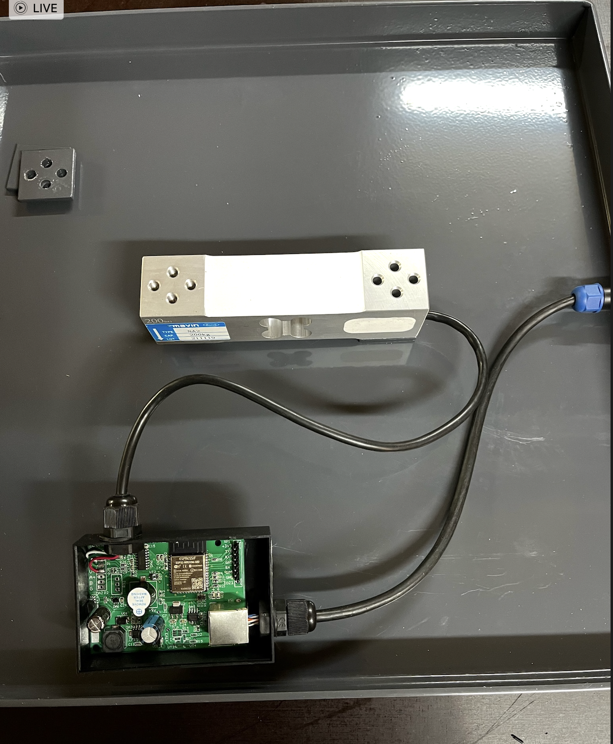 Нам нужны были особые датчики, которые не боятся жары и морозов. После изучения рынка мы выбрали более прочные тензодатчики «балочного» типа — они выглядят как маленькая металлическая балка, которая слегка изгибается под нагрузкой.