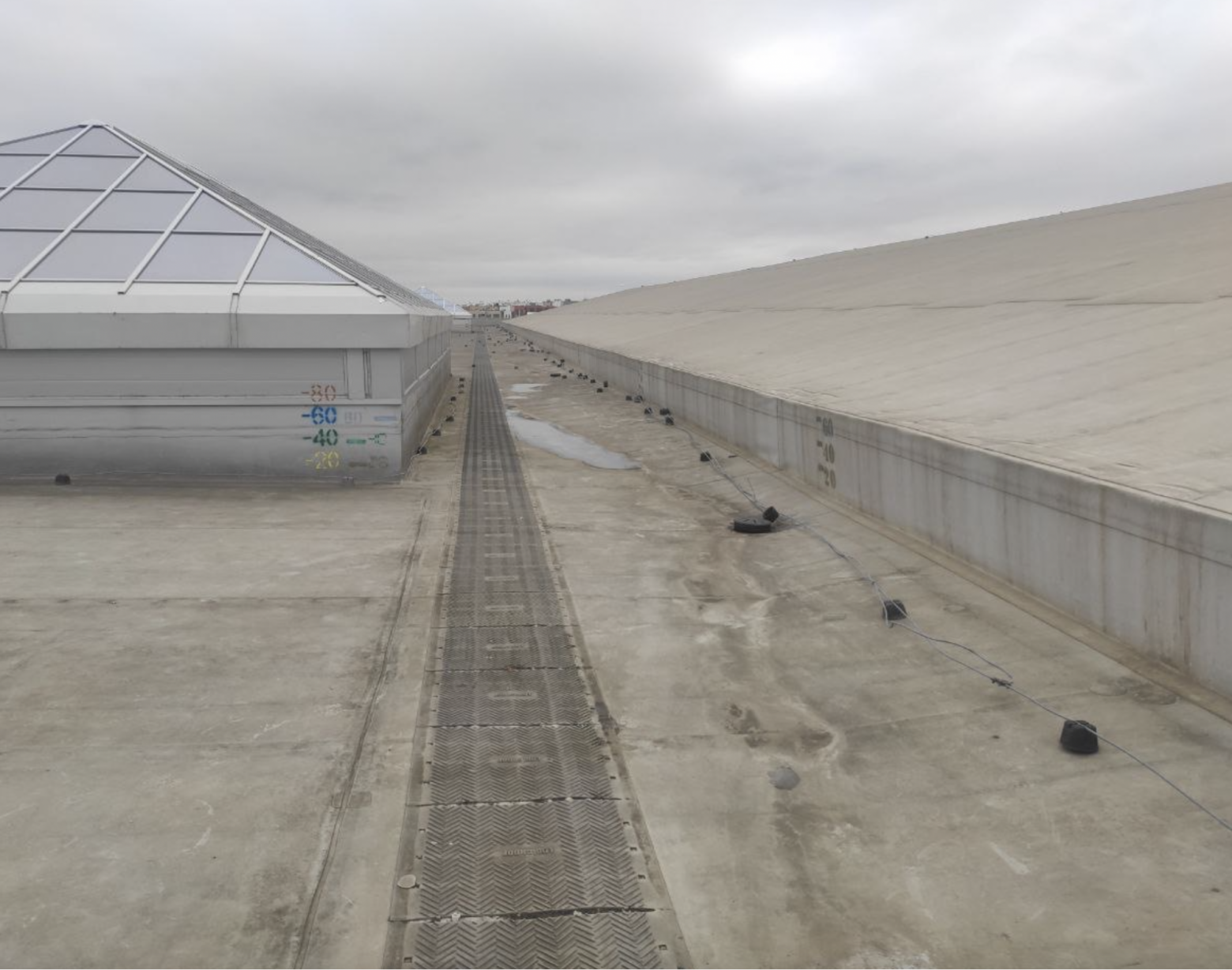 Главный вопрос — куда устанавливать датчики? Под гидроизоляцию или поверх? Проверили оба варианта.