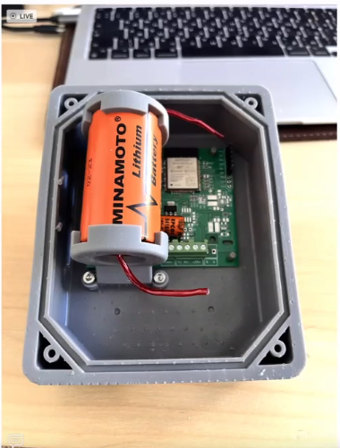 Это литий-тионилхлоридные батарейки. Такие батарейки можно поставить и забыть на лет пять. А когда пришло время менять — купить на маркетплейсах. При этом они выдерживают от -55 до +85 градусов. А значит, их спокойно можно ставить хоть в Сочи, хоть в Якутске.