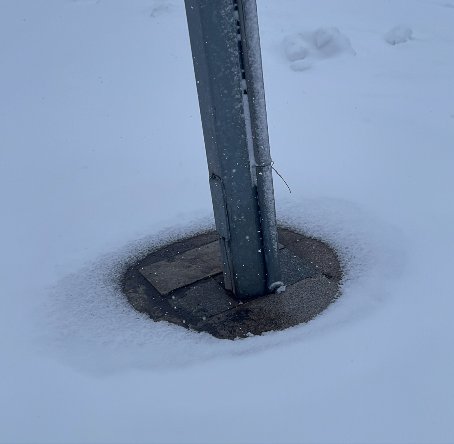 Металл хорошо проводит тепло. Когда снег покрывает металлический столб, тепло от земли или воздуха через столб передается на снег и нагревает его.