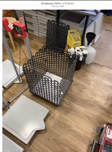 Отверстия пропускают снег внутрь, но металл сохраняет достаточную теплоемкость, чтобы предотвратить обледенение датчика. Это решение обеспечивает точное измерение веса снега в течение всей зимы.