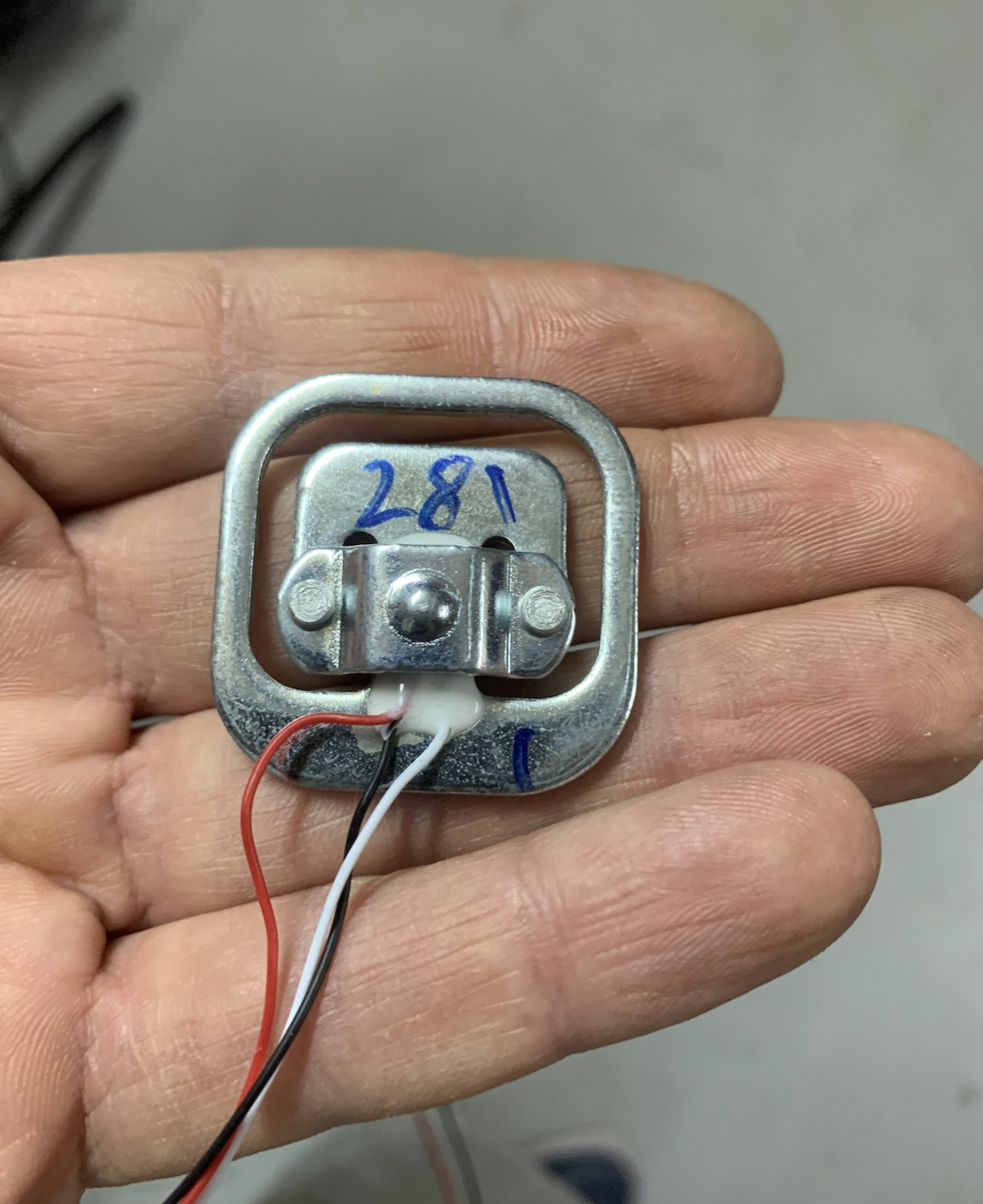 Тензодатчики меняют электрическое сопротивление при деформации или механическом напряжении. Весы я решил не ломать, а купил набор тензодатчиков на маркетплейсе. Комплект из 4 таких элементов обошёлся всего в 200 рублей.