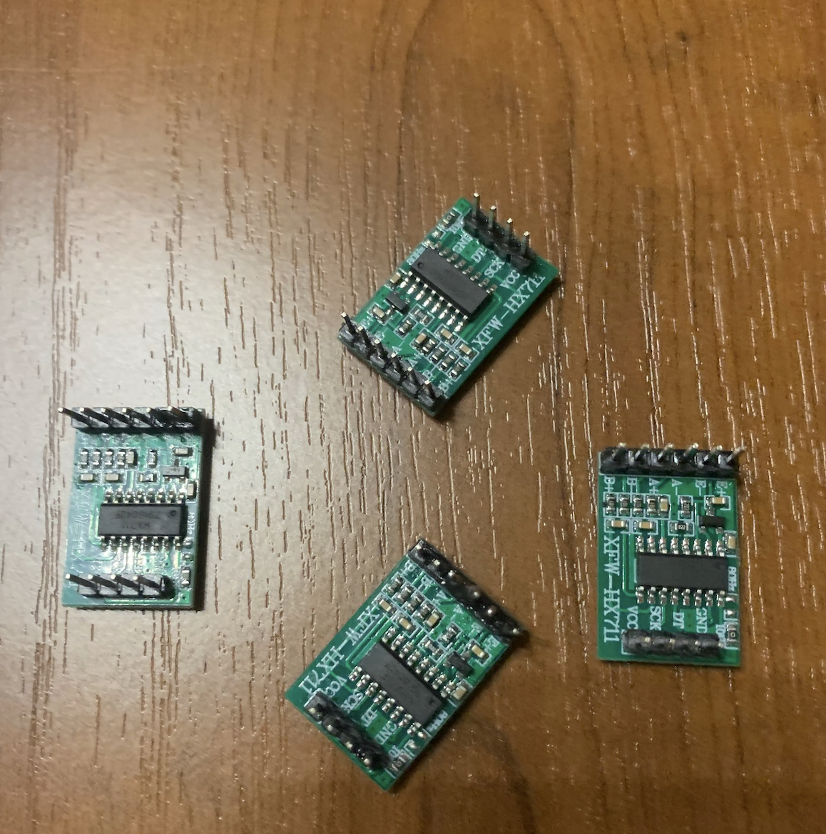 HX711 — это специализированный аналого-цифровой преобразователь (АЦП) для работы с тензодатчиками. Она преобразует сигналы от датчиков веса в цифровой формат.