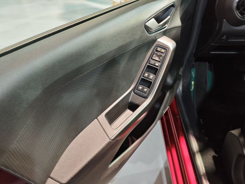 Салон серийной Lada Iskra с &laquo;безупречным качеством&raquo; и подкапотное пространство впервые показали после начала серийного производства