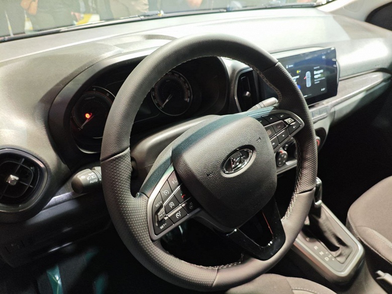 Салон серийной Lada Iskra с &laquo;безупречным качеством&raquo; и подкапотное пространство впервые показали после начала серийного производства