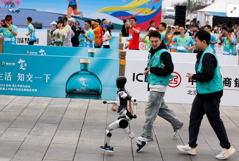 В Китае состоялся первый полумарафон с людьми и роботами: пока 1:0 в пользу людей (лучший из роботов бежал в два раза дольше человека)