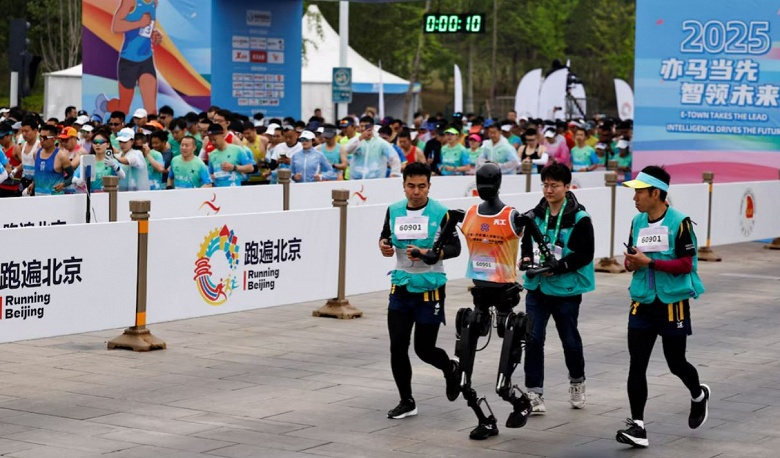 В Китае состоялся первый полумарафон с людьми и роботами: пока 1:0 в пользу людей (лучший из роботов бежал в два раза дольше человека)