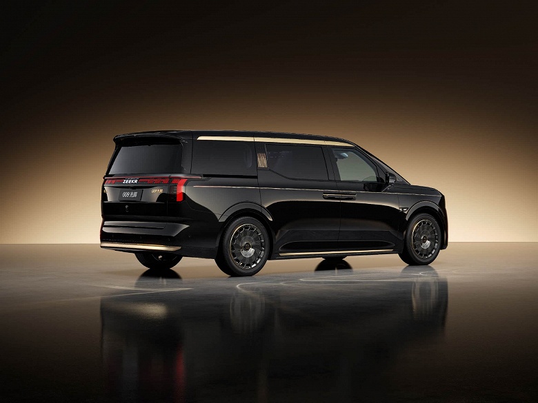 Шильдики из 24-каратного золота, 43-дюймовый экран в салоне и 788 л.с. &laquo;Самый дорогой в мире серийный минивэн&raquo; от Zeekr оценили в 123 тыс. долларов