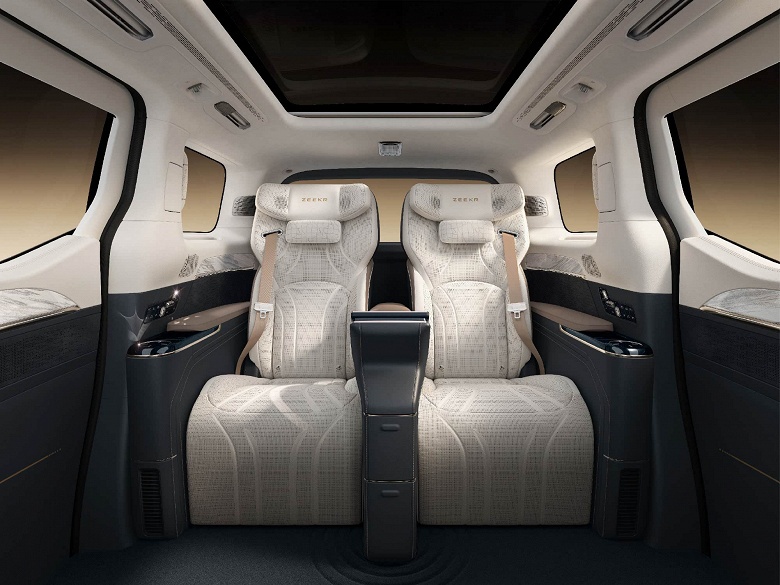 Шильдики из 24-каратного золота, 43-дюймовый экран в салоне и 788 л.с. &laquo;Самый дорогой в мире серийный минивэн&raquo; от Zeekr оценили в 123 тыс. долларов