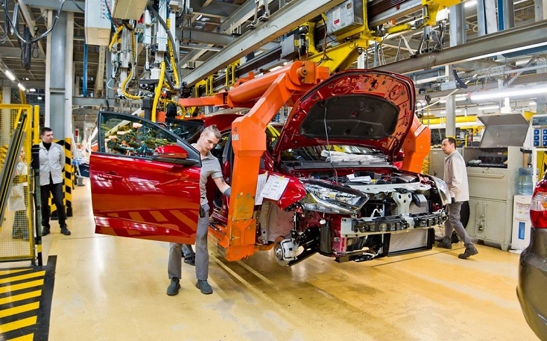 АвтоВАЗ признал, что Lada Iskra &mdash; это бывший Renault Logan с огромным количеством изменений. Некоторые машины уже проехали более 100 тыс. км