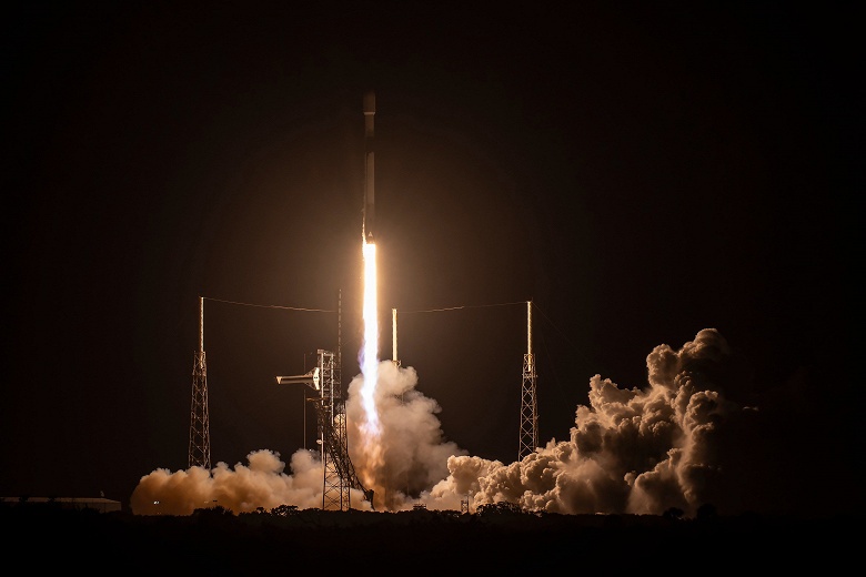 SpaceX доказала свою уникальность: компания запустила три совершенно разные миссии за два дня (зрелищные фото)